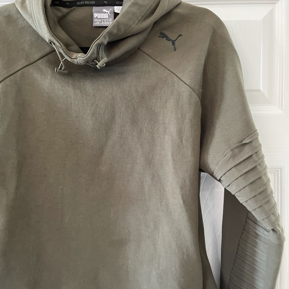 Women’s Puma top olive green